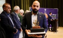 اهدای دو تندیس جشنواره سلام به مدیر روابط عمومی شرکت فولاد خوزستان