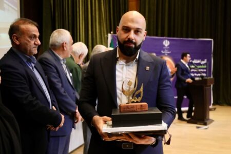 اهدای دو تندیس جشنواره سلام به مدیر روابط عمومی شرکت فولاد خوزستان