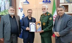 اهدا لوح تقدیر به مدیرعامل شرکت ملی حفاری ایران
