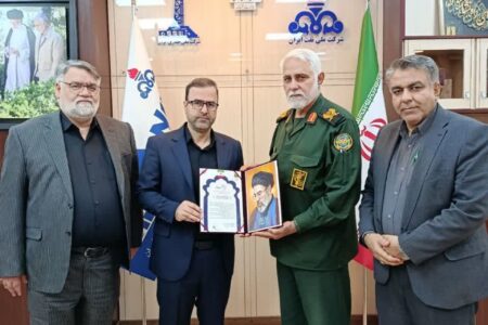 اهدا لوح تقدیر به مدیرعامل شرکت ملی حفاری ایران