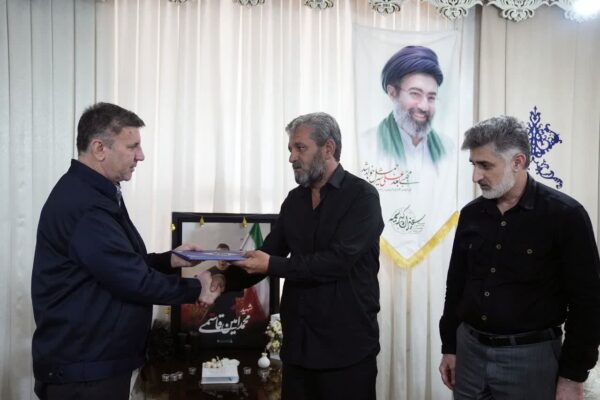 دیدار مدیر عامل نفت و گاز مارون با خانواده شهید مدافع وطن