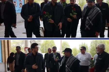 ادای احترام معاون وزیر نفت به مقام شامخ شهید دریادار تنگسیری در آبادان